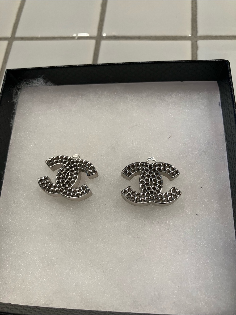 CHANEL AUTHENTIC CLIP ON EARRINGS IN BEAUTIFUL CONDITION!